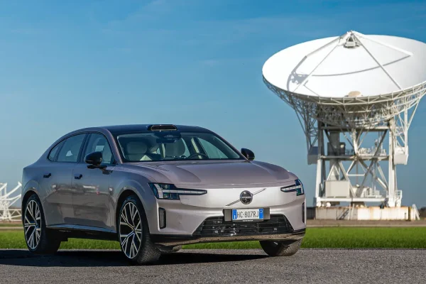 Volvo ES90, la berlina che ti leva il suv dalla testa
