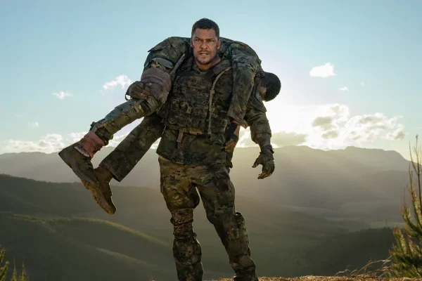 Perché l’action Sfi-ci fi di guerra War Machine sta spopolando su Netflix (non è un capolavoro, ma…)