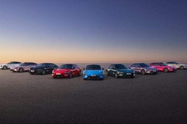 Xiaomi SU7 2026 ufficiale con 902 km di autonomia e guida assistita che 'ragiona' come un umano