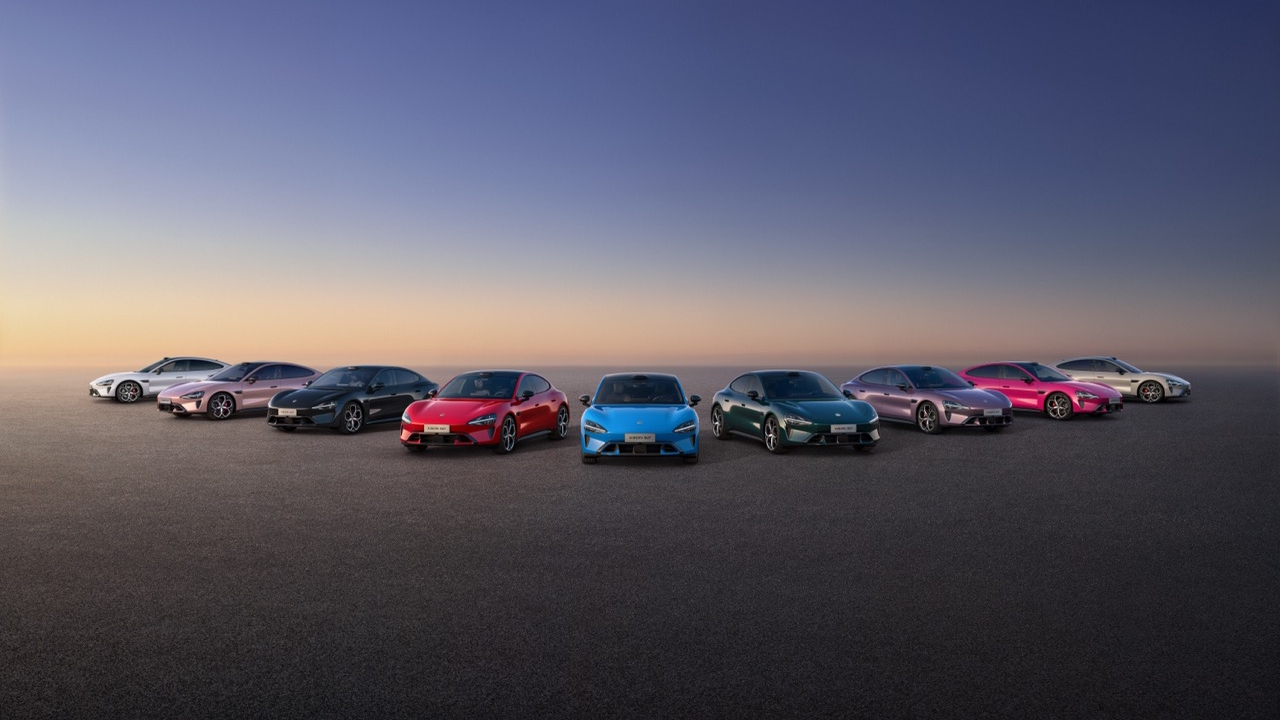 Xiaomi SU7 2026 ufficiale con 902 km di autonomia e guida assistita che 'ragiona' come un umano