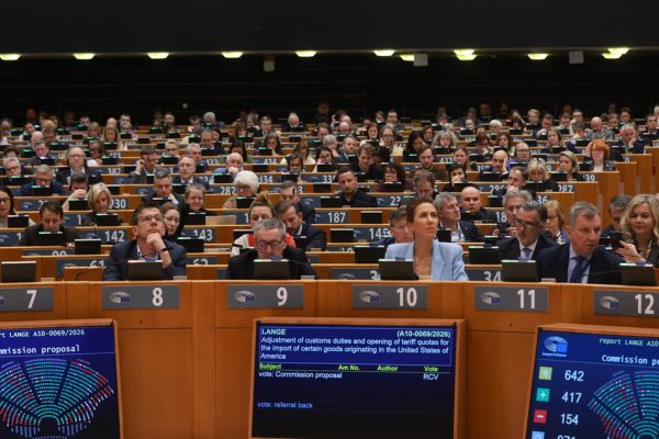 Primo via libera dal Pe al rinvio dell’AI Act e divieto deepfake sessuali – Notizie