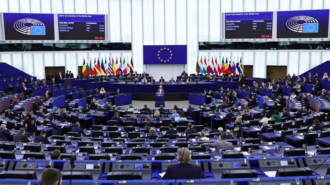 AI Act e divieto deepfake sessuali, primo via libera Pe al rinvio – Notizie