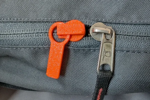 Cerniera rotta? Stampala in 3D ed evita di usare ago e filo