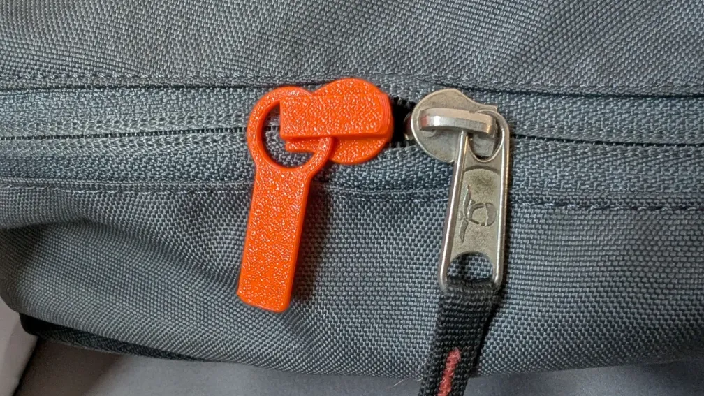 Cerniera rotta? Stampala in 3D ed evita di usare ago e filo