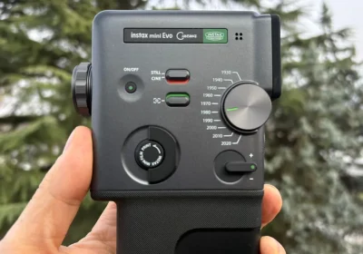 La nostra prova di Fujifilm instax mini Evo Cinema, il ritorno del Super 8 in salsa moderna