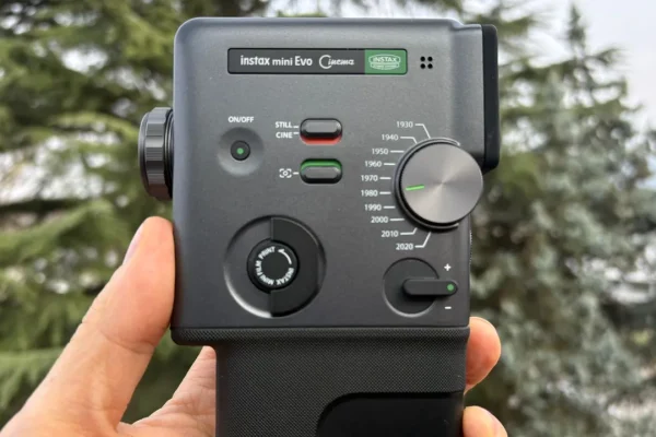 La nostra prova di Fujifilm instax mini Evo Cinema, il ritorno del Super 8 in salsa moderna