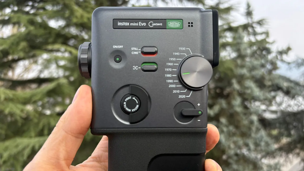 La nostra prova di Fujifilm instax mini Evo Cinema, il ritorno del Super 8 in salsa moderna