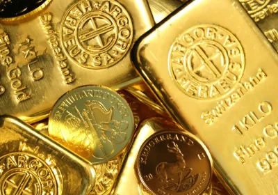 Ma cosa sta succedendo al prezzo dell’oro? Dopo i record di inizio anno, ora è decisamente crollato