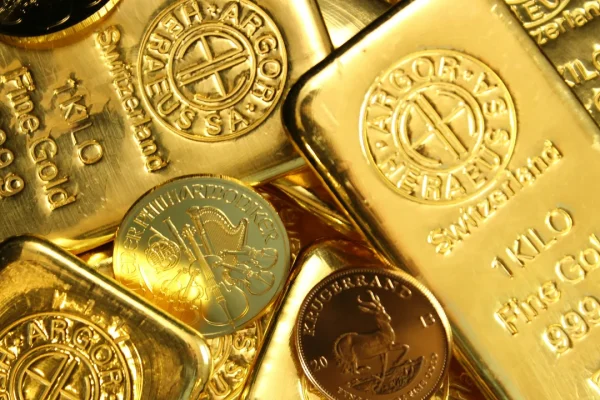 Ma cosa sta succedendo al prezzo dell’oro? Dopo i record di inizio anno, ora è decisamente crollato