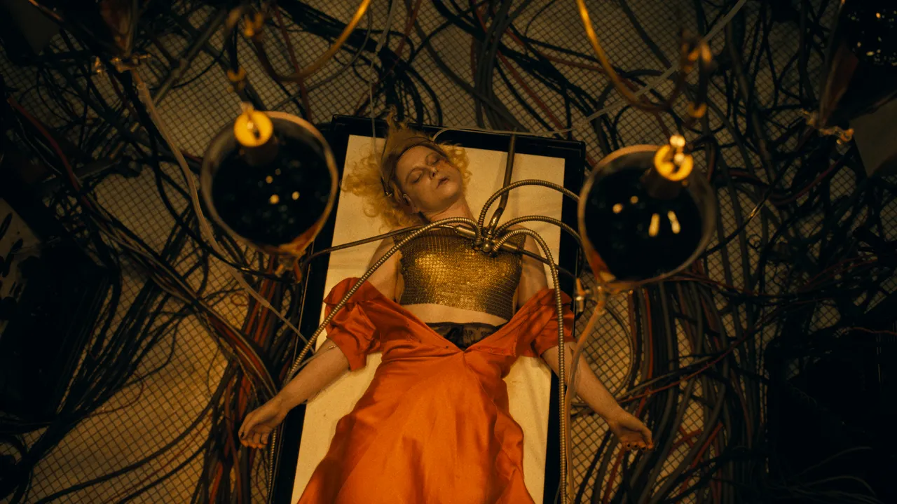 La Sposa! di Maggie Gyllenhaal è un manifesto femminista sgargiante e imperfetto, temerario e sovversivo come la sua protagonista