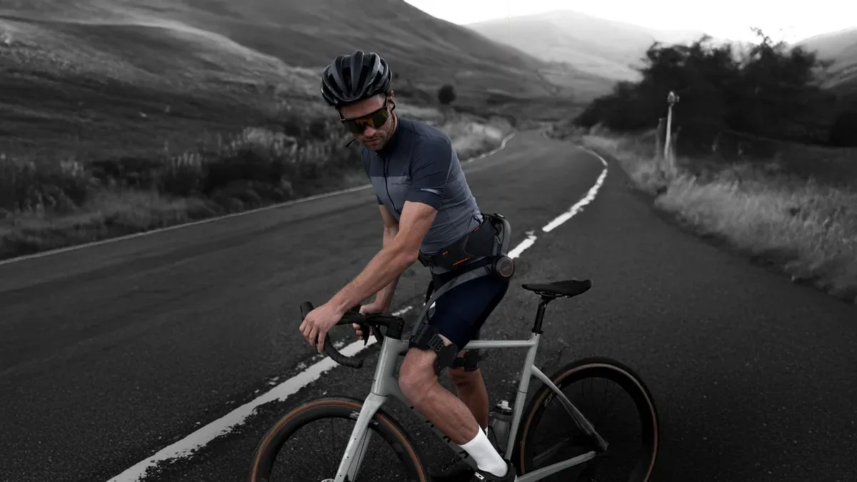 Hypershell X Ultra, la prova dell’esoscheletro che rende la salita più facile (anche in bici)