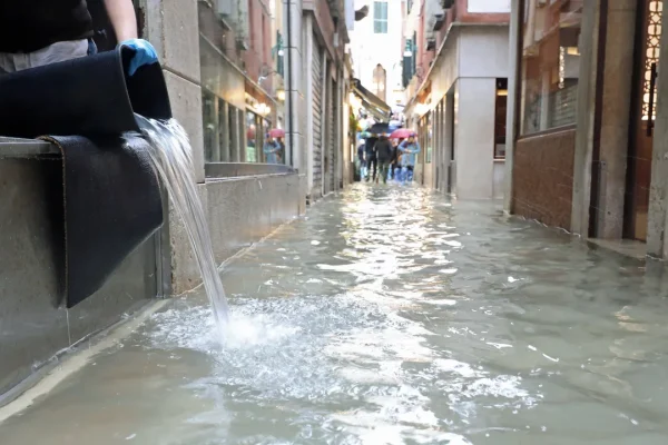 È Possibile Salvare Venezia Spostandola Altrove? Scopri l’Idea Innovativa di un Nuovo Studio sui Suoi Abitanti e Monumenti Storici