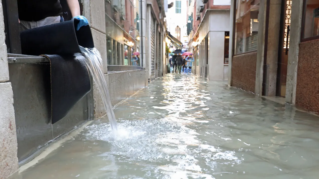 È Possibile Salvare Venezia Spostandola Altrove? Scopri l’Idea Innovativa di un Nuovo Studio sui Suoi Abitanti e Monumenti Storici