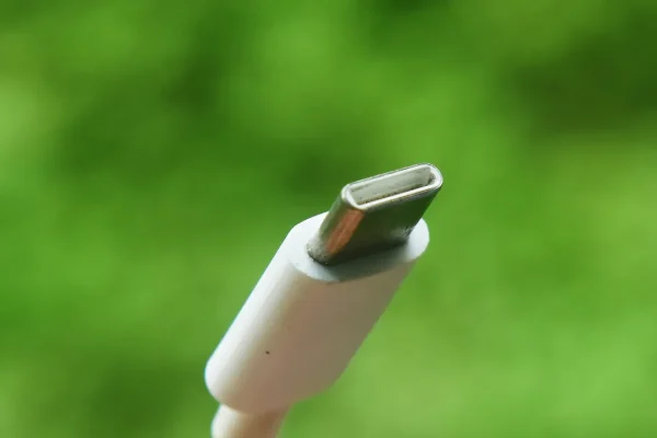 Usb-C sui laptop dal 28 aprile: cosa cambia, chi è escluso e perché il caricatore potrebbe non esserci