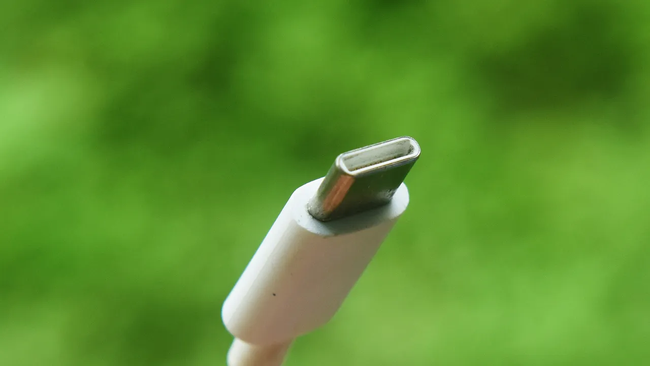 Usb-C sui laptop dal 28 aprile: cosa cambia, chi è escluso e perché il caricatore potrebbe non esserci