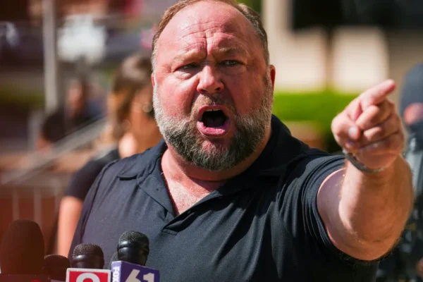 Alex Jones svela un’enorme cospirazione!