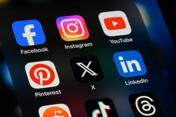 Dipendenza da app: come funziona, perché ci riguarda tutti e come disintossicarsi