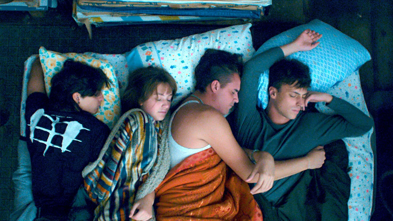 Un anno di scuola è una storia piccola di ragazzi, liceo, amori ed è il miglior film italiano di quest’anno