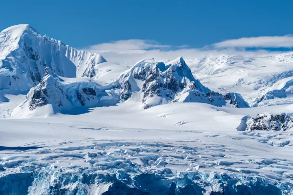 Sotto l’Antartide c’è un “buco gravitazionale”, e ora abbiamo capito perché