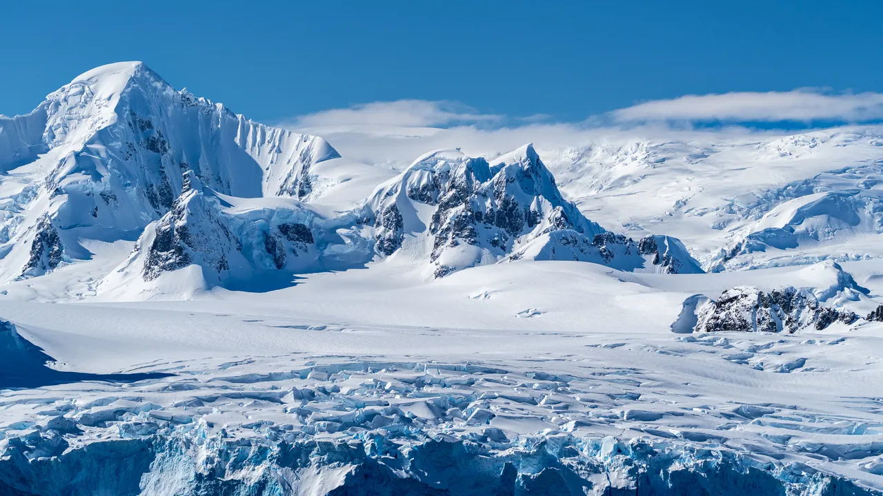 Sotto l’Antartide c’è un “buco gravitazionale”, e ora abbiamo capito perché