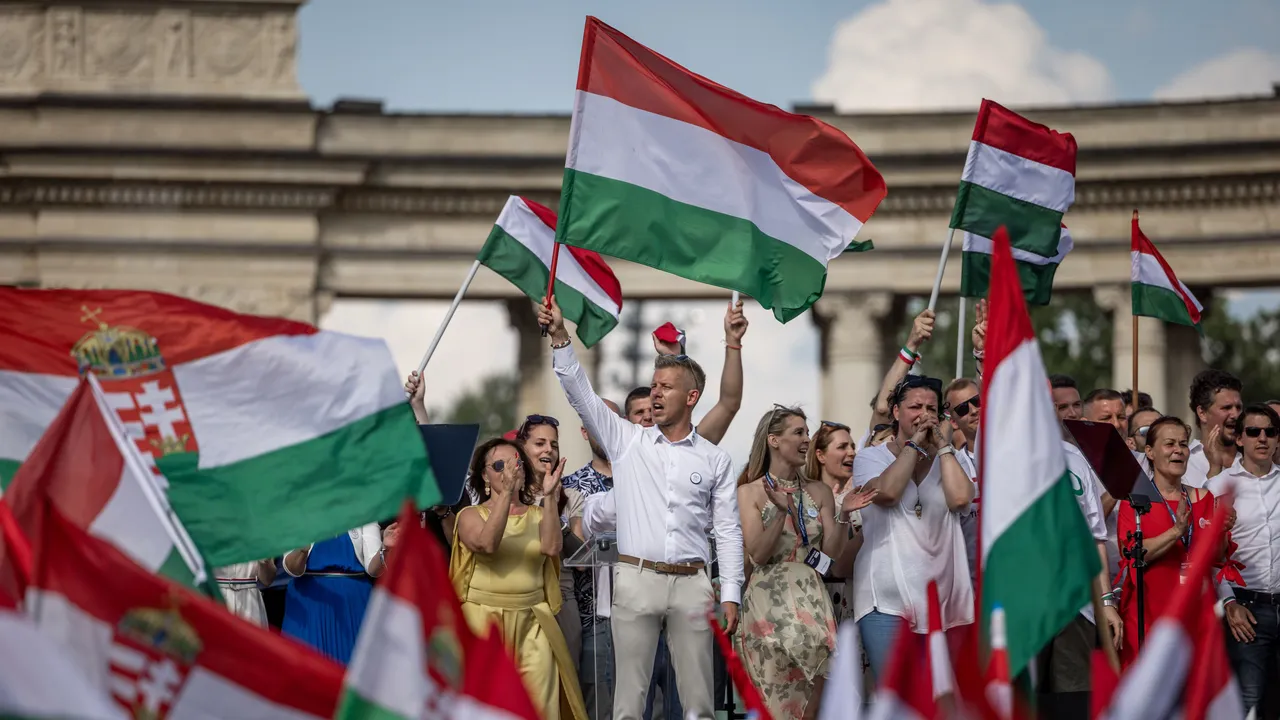 Viktor Orbán punta su un fumetto realizzato con l’AI per screditare il suo rivale alle elezioni del 12 aprile