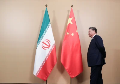 La Strategia della ‘Giusta Distanza’: Il Ruolo Silenzioso della Cina nello Stretto di Hormuz