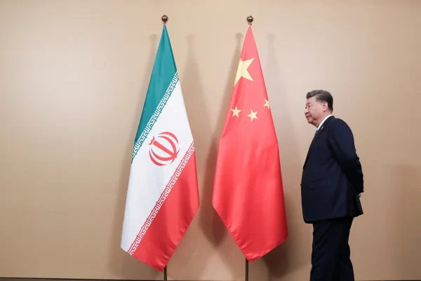 La Strategia della ‘Giusta Distanza’: Il Ruolo Silenzioso della Cina nello Stretto di Hormuz