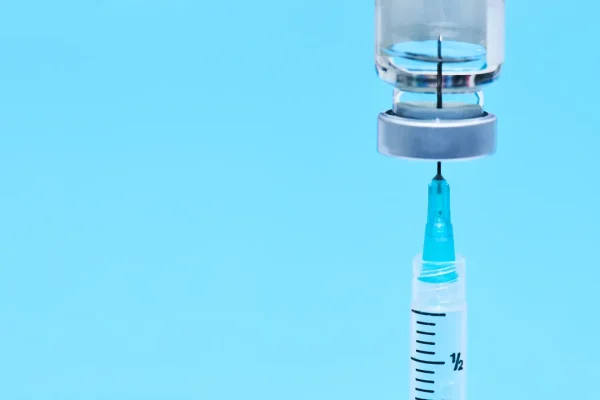 I casi di meningite in Italia stanno crescendo, ma le vaccinazioni restano al palo