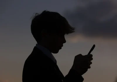 Le organizzazioni giovanili chiedono un’evoluzione dei social media, non divieti