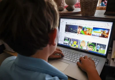 Finalmente una proposta italiana (e concreta) per dare una regolata agli algoritmi dei social network