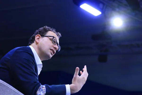 Anche Anthropic sta usando l’allarme sui poteri dell’AI come la sua più potente campagna di marketing