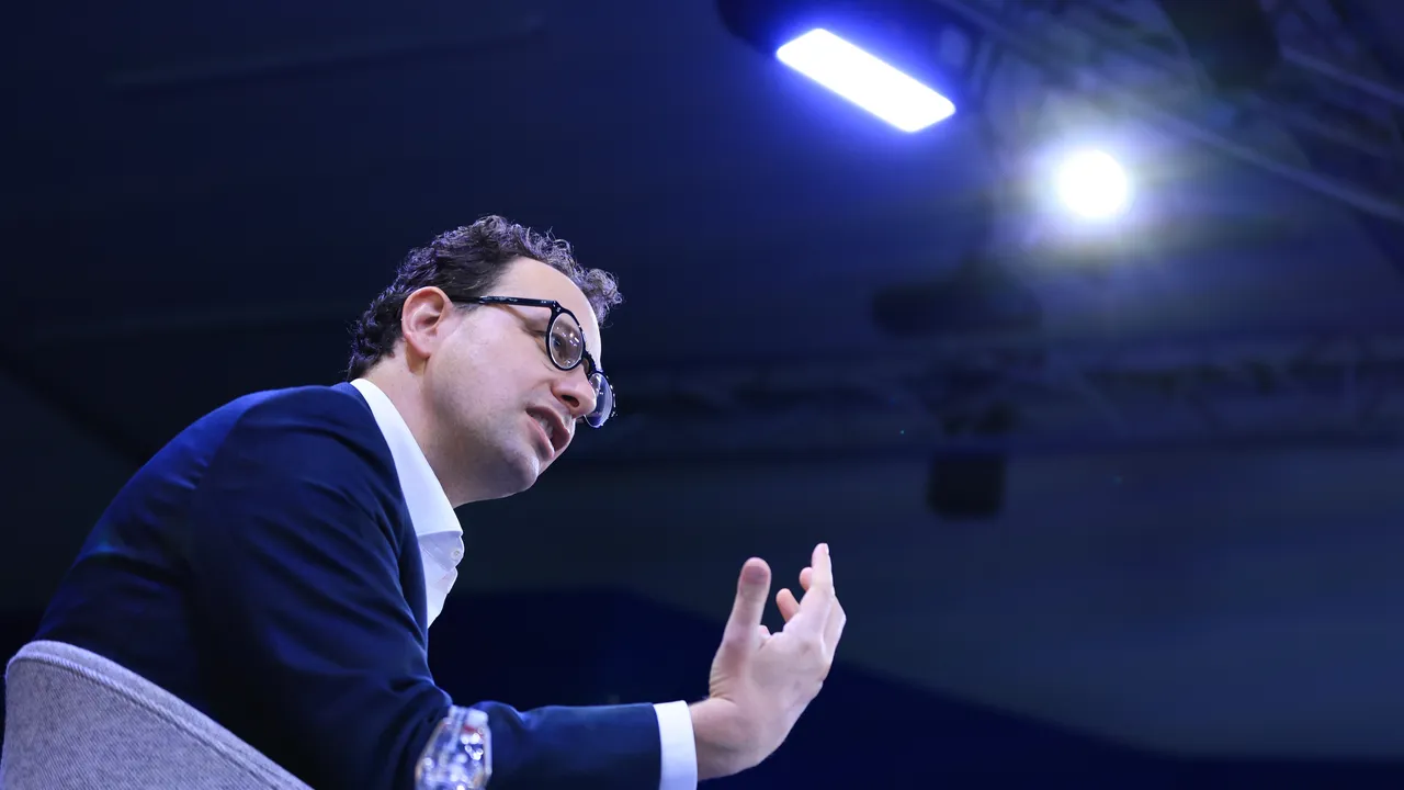 Anche Anthropic sta usando l’allarme sui poteri dell’AI come la sua più potente campagna di marketing