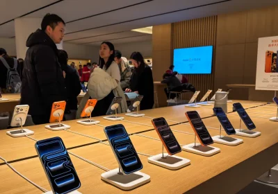 iPhone 20: Apple rivoluziona lo smartphone per il ventennale con schermo micro-curvo e design innovativo