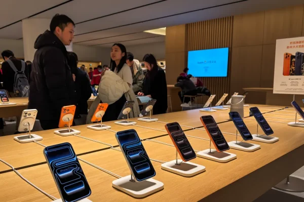 iPhone 20: Apple rivoluziona lo smartphone per il ventennale con schermo micro-curvo e design innovativo