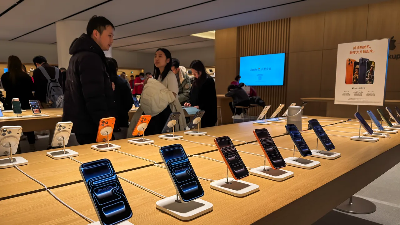 iPhone 20: Apple rivoluziona lo smartphone per il ventennale con schermo micro-curvo e design innovativo