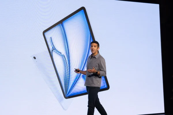 John Ternus: La Sfida di Lanciare un Prodotto di Successo per Apple Basato sull’AI