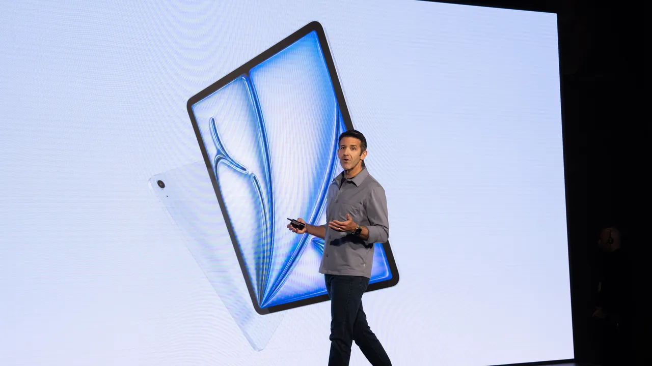John Ternus: La Sfida di Lanciare un Prodotto di Successo per Apple Basato sull’AI