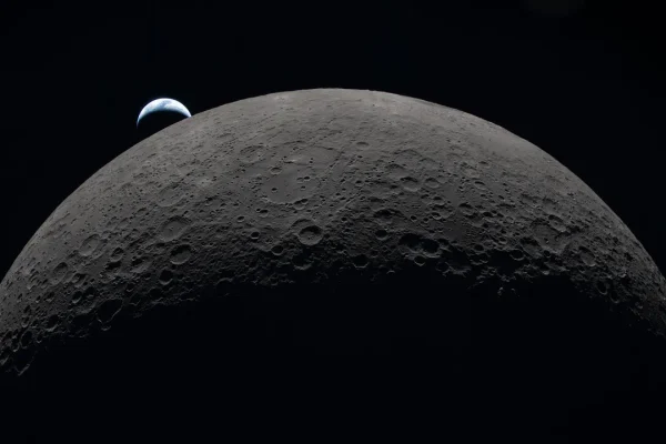 Che fai tu, Luna, in ciel? E perché hai così tanti crateri? Una di queste due domande ha una risposta (e non è scontata)