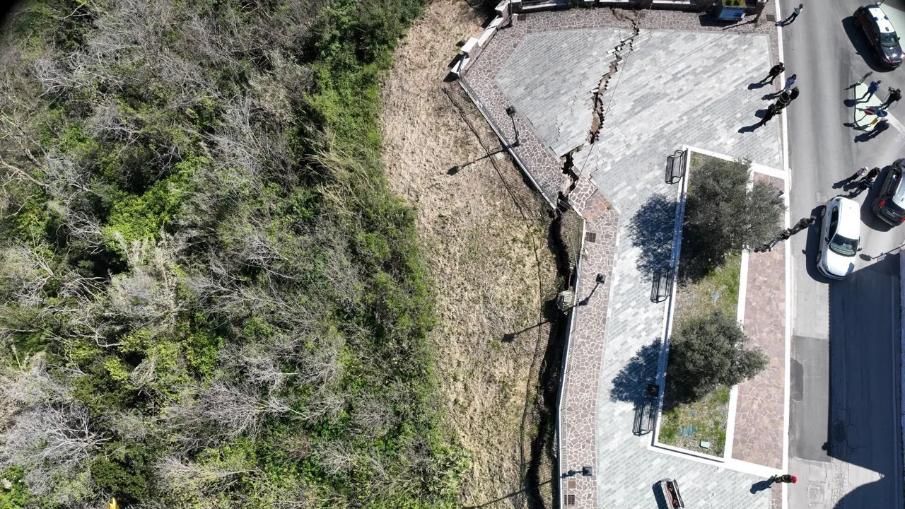 La frana di Petacciato, in Molise, si riattiva dopo 11 anni spezzando la dorsale adriatica