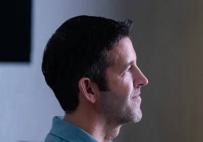 Chi è John Ternus, il successore di Tim Cook in Apple e quali sfide lo attendono?