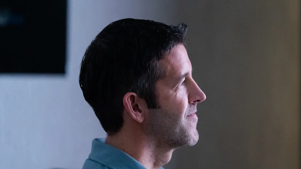 Chi è John Ternus, il successore di Tim Cook in Apple e quali sfide lo attendono?