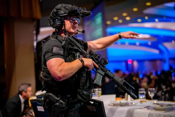 Attacco Sventato alla Cena dei Corrispondenti: Perché i Complottisti Sostengono sia una Messinscena