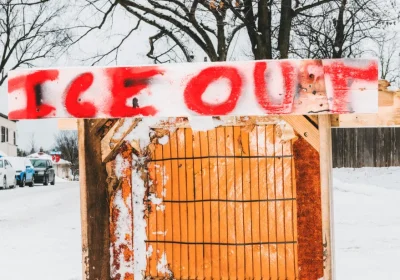 Un Giudice Stabilisce: L’Amministrazione Trump Ha Violato il Primo Emendamento Nella Battaglia Contro il Monitoraggio dell’ICE