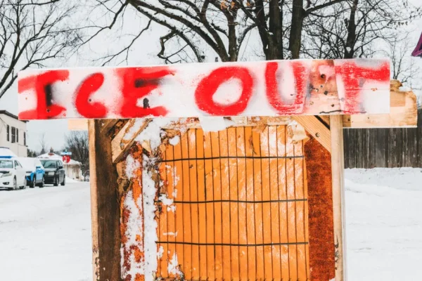 Un Giudice Stabilisce: L’Amministrazione Trump Ha Violato il Primo Emendamento Nella Battaglia Contro il Monitoraggio dell’ICE
