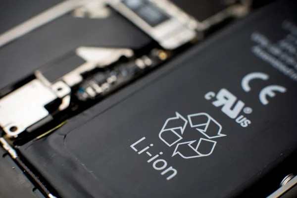 Batterie removibili negli smartphone: le novità fondamentali della normativa Ue