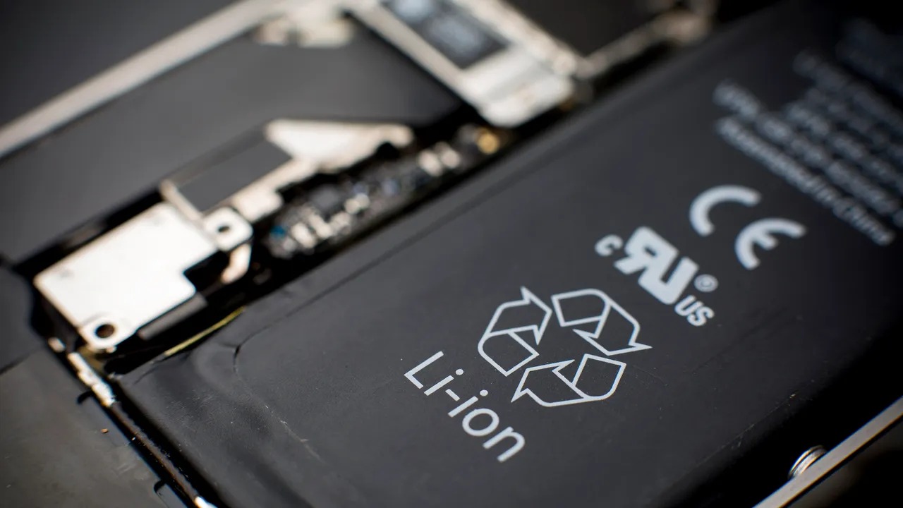 Batterie removibili negli smartphone: le novità fondamentali della normativa Ue