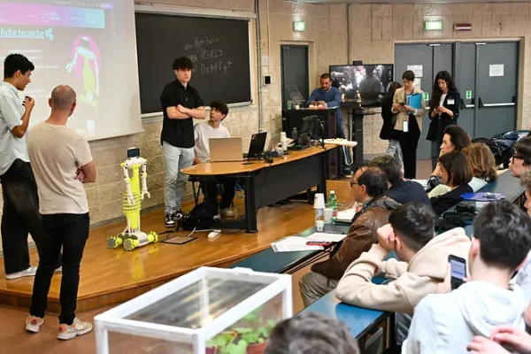 RomeCup 2026: Gli studenti reinventano la salute con un bastone intelligente e un robot per le medicine grazie all’AI