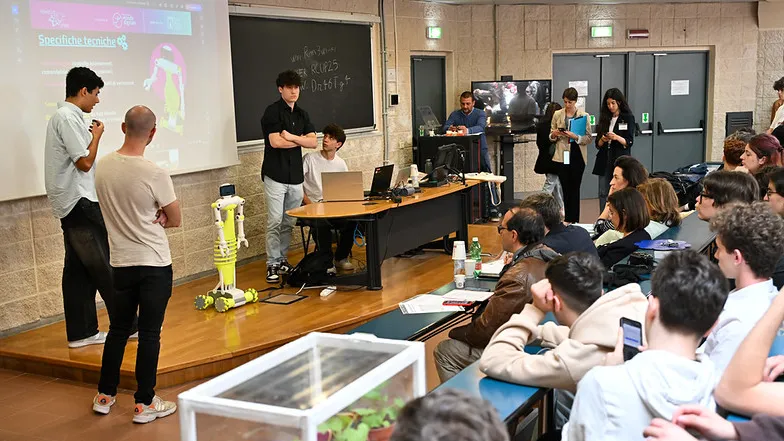 RomeCup 2026: Gli studenti reinventano la salute con un bastone intelligente e un robot per le medicine grazie all’AI