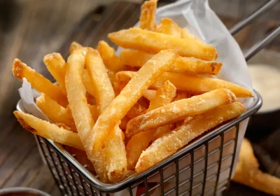 La scienza delle patatine fritte, un team di ricercatori ha scoperto la tecnica per renderle più salutari (il segreto è nella pressione)