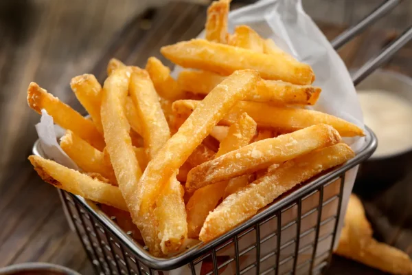 La scienza delle patatine fritte, un team di ricercatori ha scoperto la tecnica per renderle più salutari (il segreto è nella pressione)